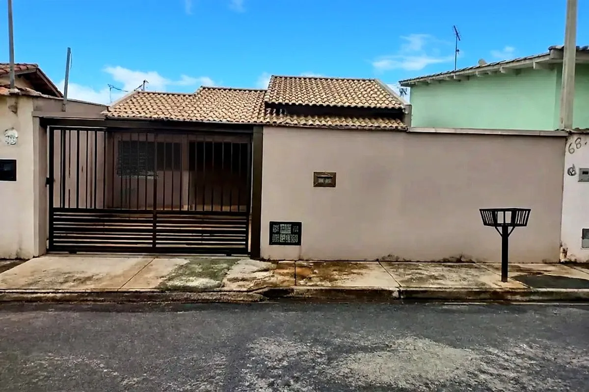 Fachada: nublado → sol — depois